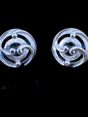 Crown Trifari Silver Tone Clip On Earrings Unique Brushed Swirl MCM Pattern 3/4"